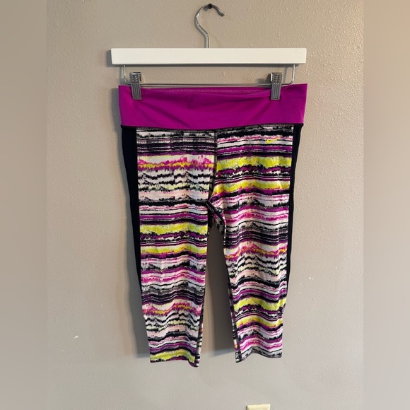 🔴Nike Pink and Multicolor Patterned Leggings - Picture 2 of 5